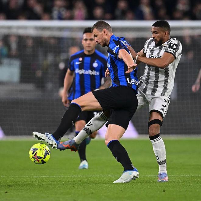 作品更像是 作品更像是